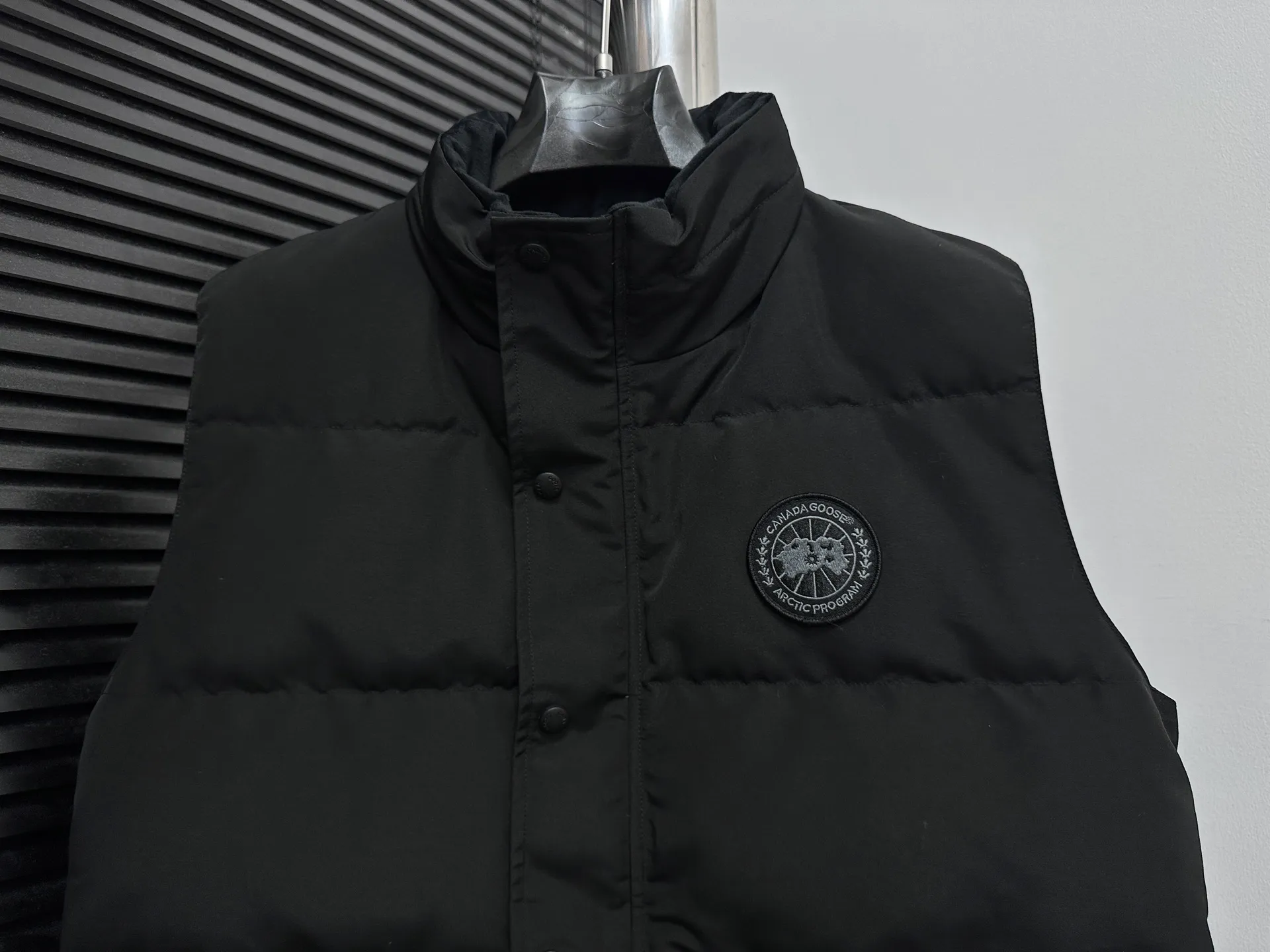 P360 [Canada Goose] Canada Goose black label #Freestyle Crew 4151mb men’s and women’s vest down ➖ Imported Behringer embroidery machine with customized 10,000-needle embroidery label! ➖ Imported 21-count polyester-cotton blended original fabric, using Feather-Light 10D waterproof coating fabric, made of 84.5% polyester fiber and 15.5% cotton, 100% the best feel in the entire network! ➖ The genuine official website uses the national standard 80 white duck down, and will never be misled by false claims such as 90 down or goose down! ➖ 100% nylon nylon lining with double double-layer sealing design to prevent velvet from running away. Top-grade polar fleece is used in the collar and pockets to keep warm and comfortable! ➖ Yoshida YKK provides original custom-made electroplated sliders. YKK two-way lockable zippers are tight and smooth and will not peel off paint! ➖ 3M composite original Velcro is durable, and all accessories and hardware are disassembled and customized! ⛔No slander, no exaggeration, no need for too much copywriting, because it is focused, it is professional!  SIZE: XS S M L XL XXL